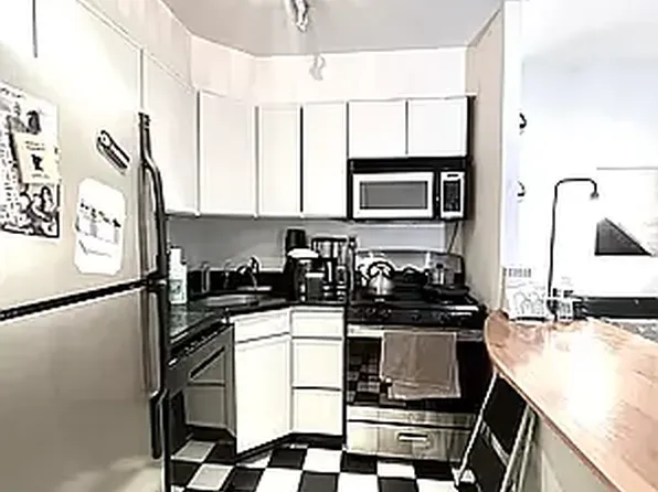 408 Eighth Avenue 4A image 2 of 9