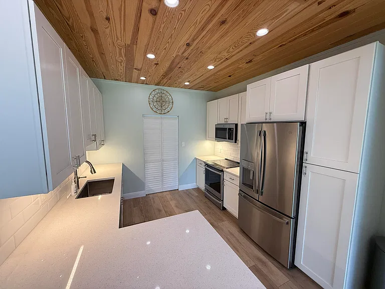 225 N Lakeshore Dr — Photo 14