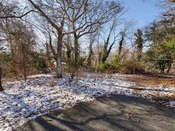 131 Springville Rd, Hampton Bays, NY 11946
