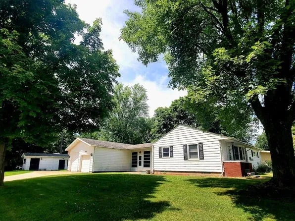 705 Illinois Ave, Fremont, MI 49412