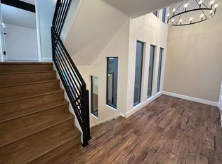 524 Sand Hill Cir, Menlo Park, CA 94025