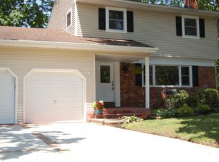 9 Dale Ln, Smithtown, NY 11787