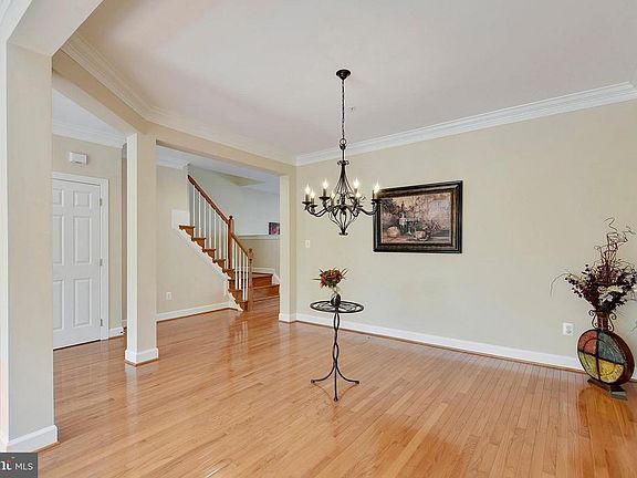5th image of 1009 Crestfield Dr