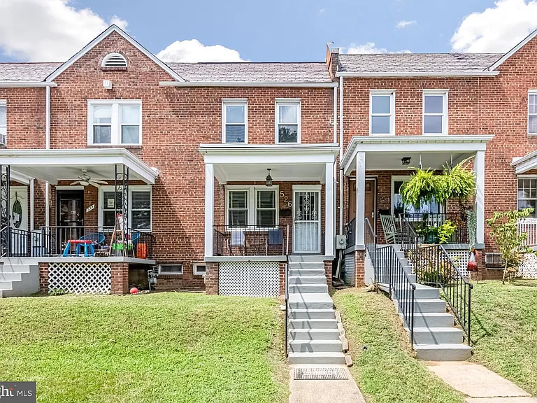 526 Oklahoma Ave NE — Photo 2
