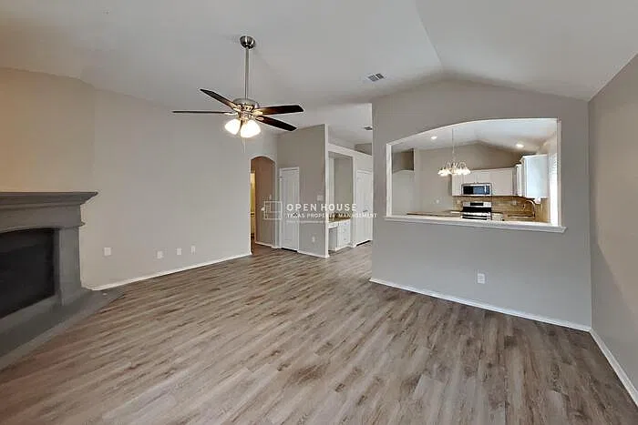 3 bed, 2.0 bath, 1955 sqft, $2,350 — Photo 4