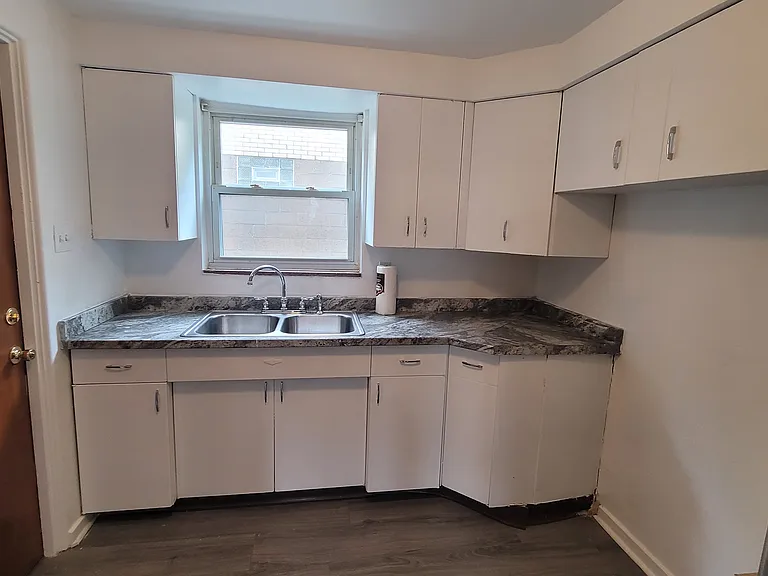 1427-1429 Fallowfield Ave #1427 — Photo 4