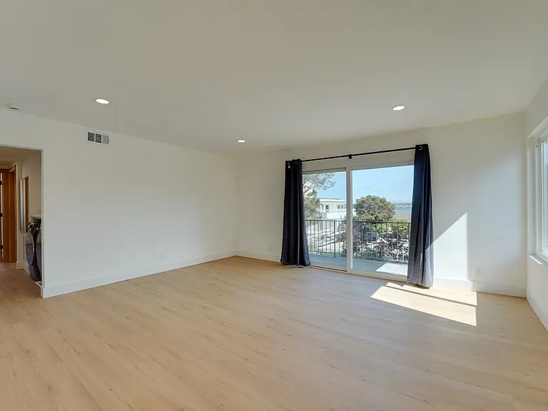 1102 Pacific Beach Dr — Photo 14