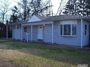 5 Bedford St, Copiague, NY 11726