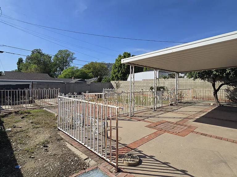 521 N Vermont Ave — Photo 26