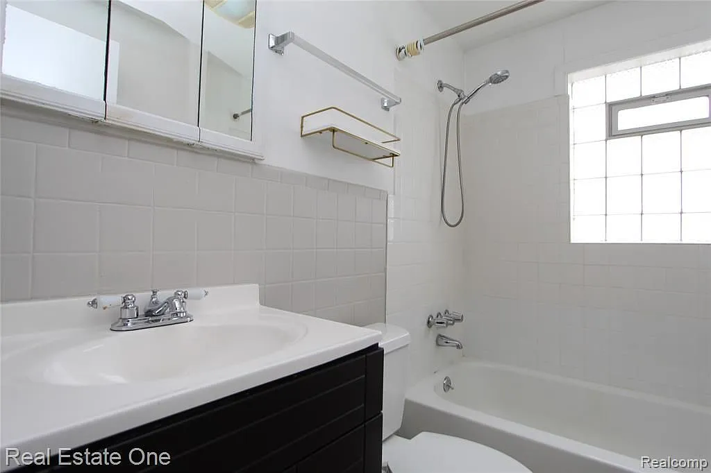 3 bed, 1.5 bath, 1072 sqft, $1,800 — Photo 2