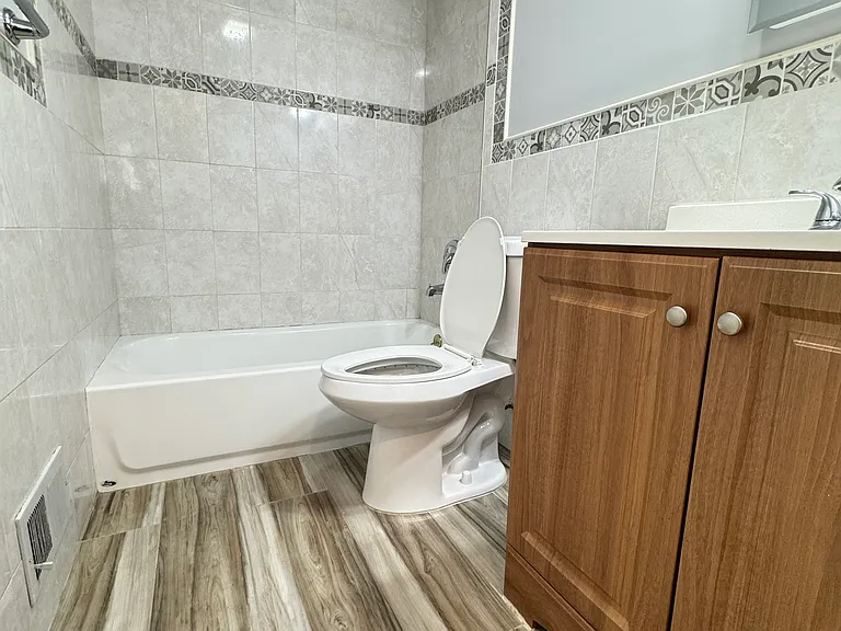 300 Jefferson Ave #1 — Photo 24
