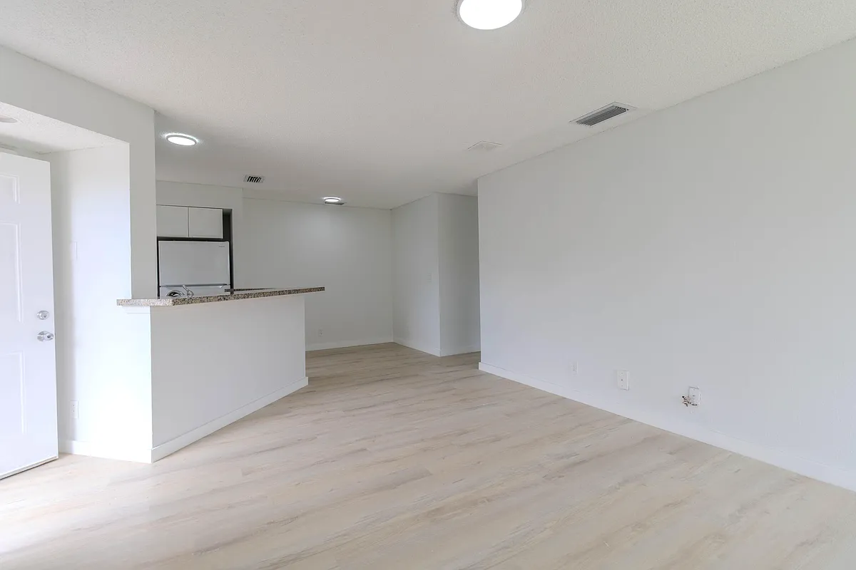 Building Photo - 3350 Pinewalk Dr N #1418