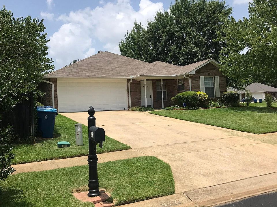 Two car garage on nice corner lot