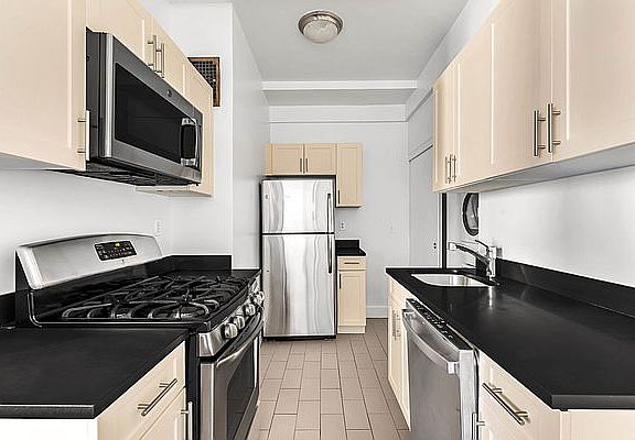 4th image of 12 E 86th St APT 921