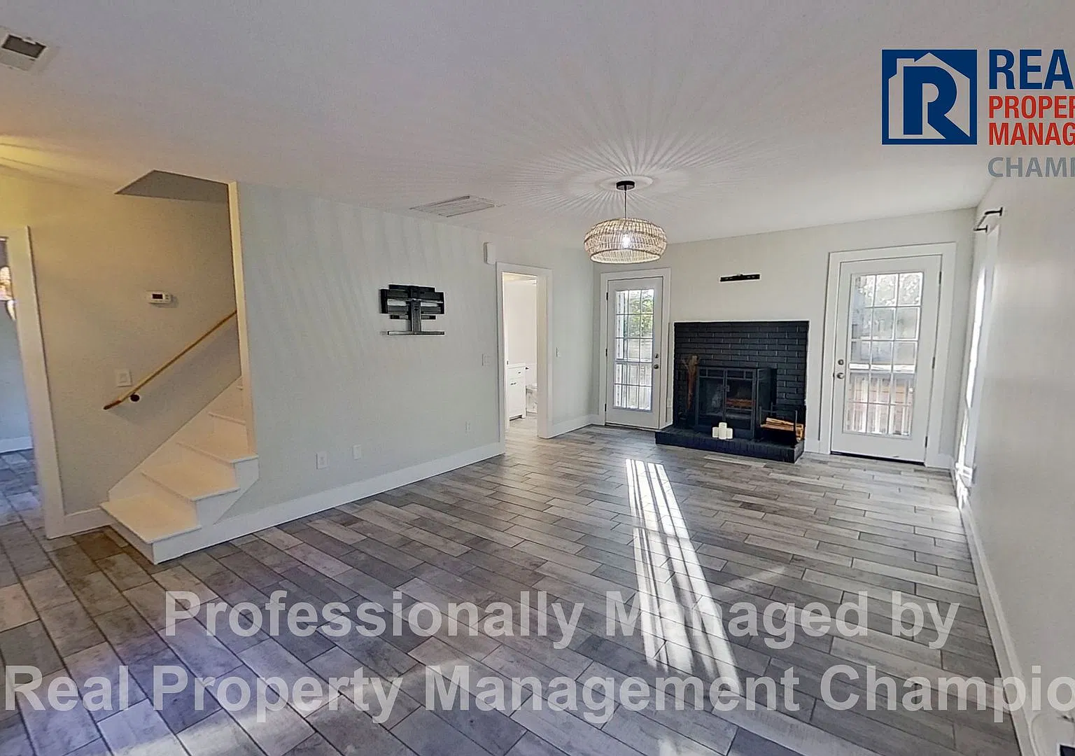 Beautiful Home Featuring Fenced Yard and Hot Tub in Northchase — Photo 4