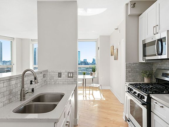 5th image of 600 N Kingsbury St APT 1211