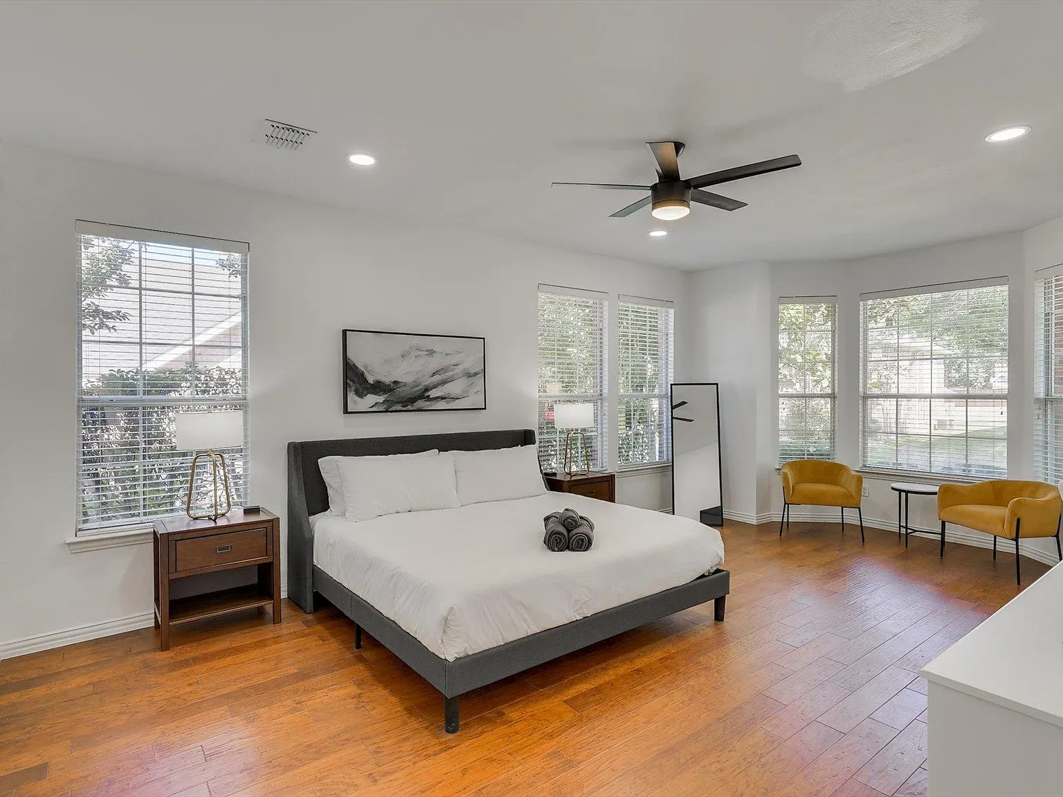 7 bed, 3.5 bath, 3667 sqft, $10,950 — Photo 4