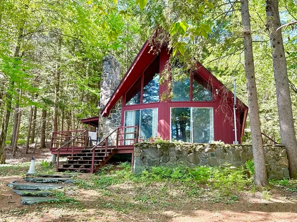 1 Hemlock Rd, Williamsburg, MA 01096