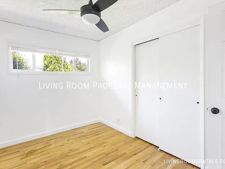 725 Riverdale Dr — Photo 7