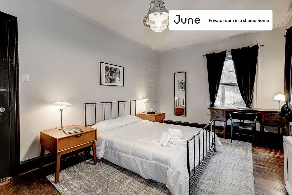 Queen bedroom in 7 bed/3.5 bath home in Woodley Park #115 2A — Photo 3
