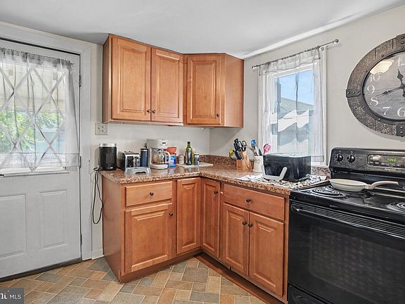 4th image of 935 Hillside Ave