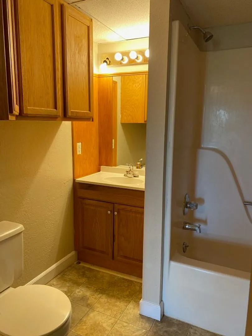One Bedroom Condo with Fireplace and Stackable Washer/Dryer in Unit! — Photo 4