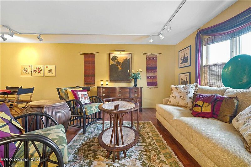 5th image of 200 Williamsburg Court