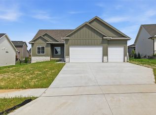 15211 Springbrook Trl, Urbandale, IA 50323