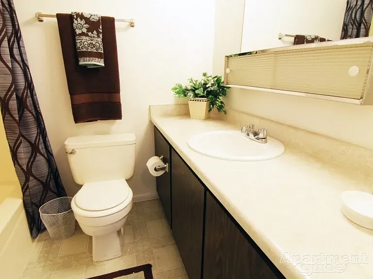 Chateau Gardens Apartments — Photo 9