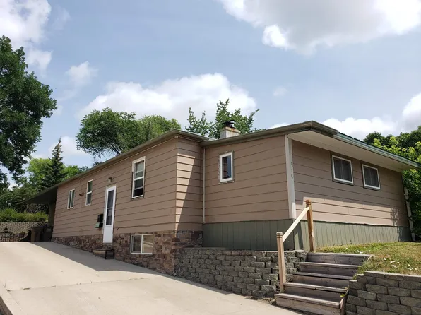 915 9th Ave NE, Minot, ND 58703