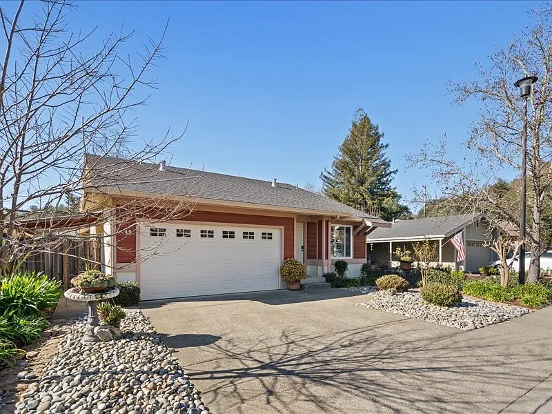 3 bed, 2.0 bath, 1427 sqft, $4,300 — Photo 2
