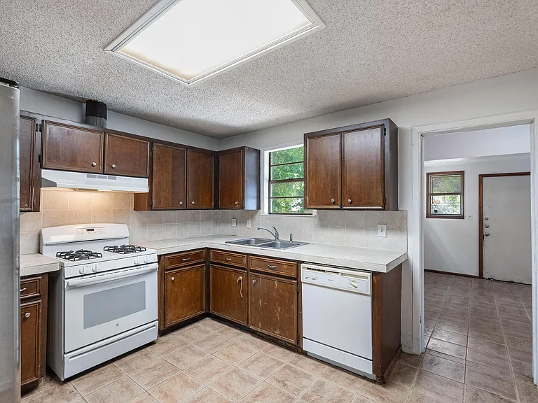 4616 E Cesar Chavez St — Photo 14
