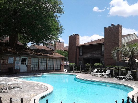 2nd image of 10912 Gulf Fwy APT 14