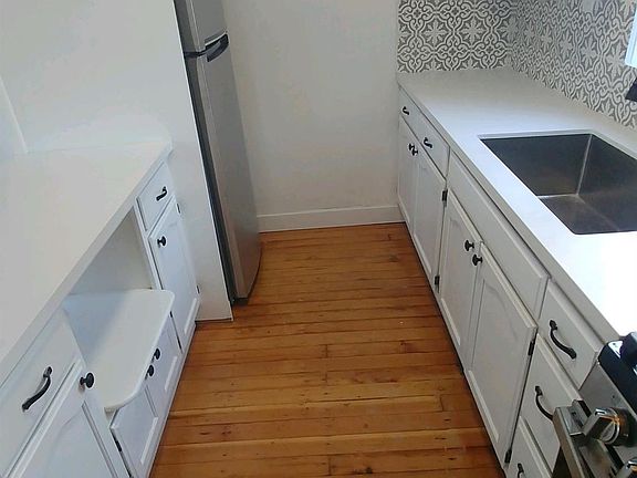 4th image of 1361 1/2 Armadale Ave