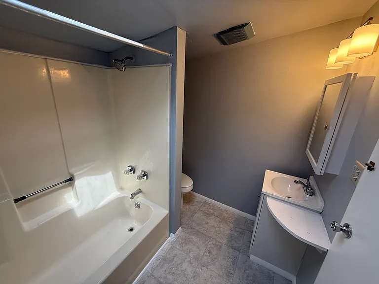 2320 W 11th St — Photo 31