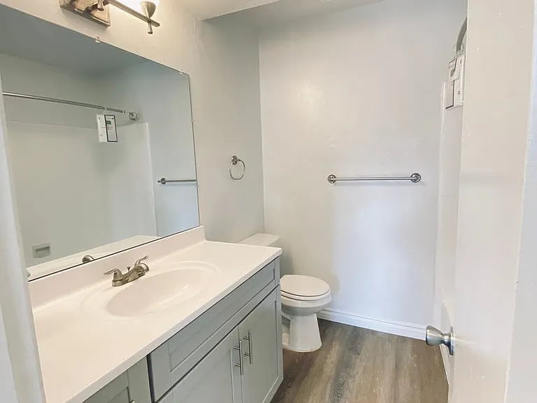 13860 Burbank Blvd — Photo 29