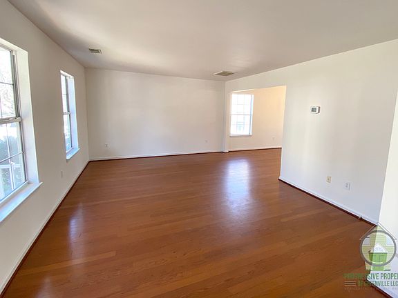 3rd image of 17 Hawkesbury Rd