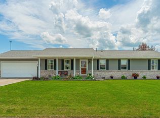 155 Lincolnwood Dr, Lincoln, IL 62656