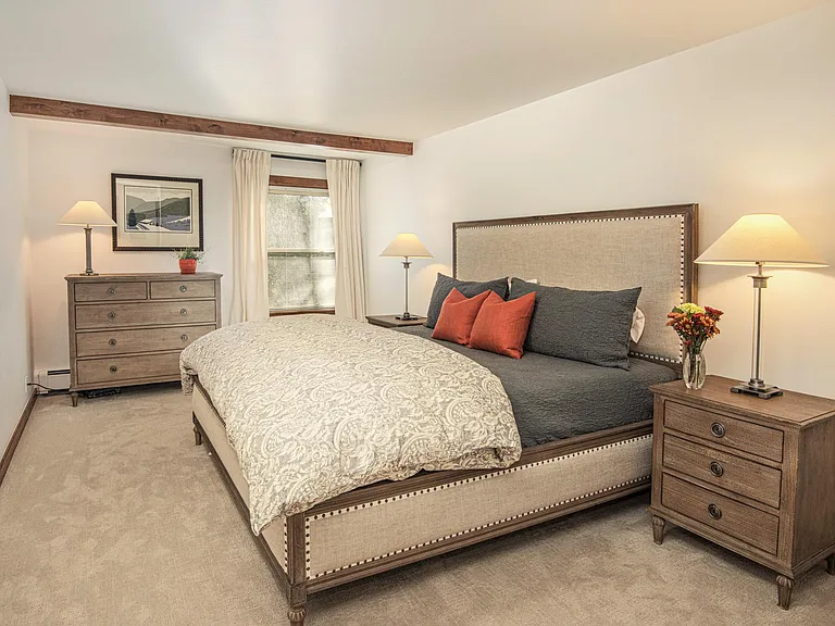 Quiet bedroom with natural light and mountain atmosphere