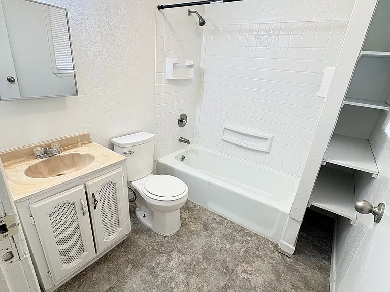 704 Baylor St — Photo 4