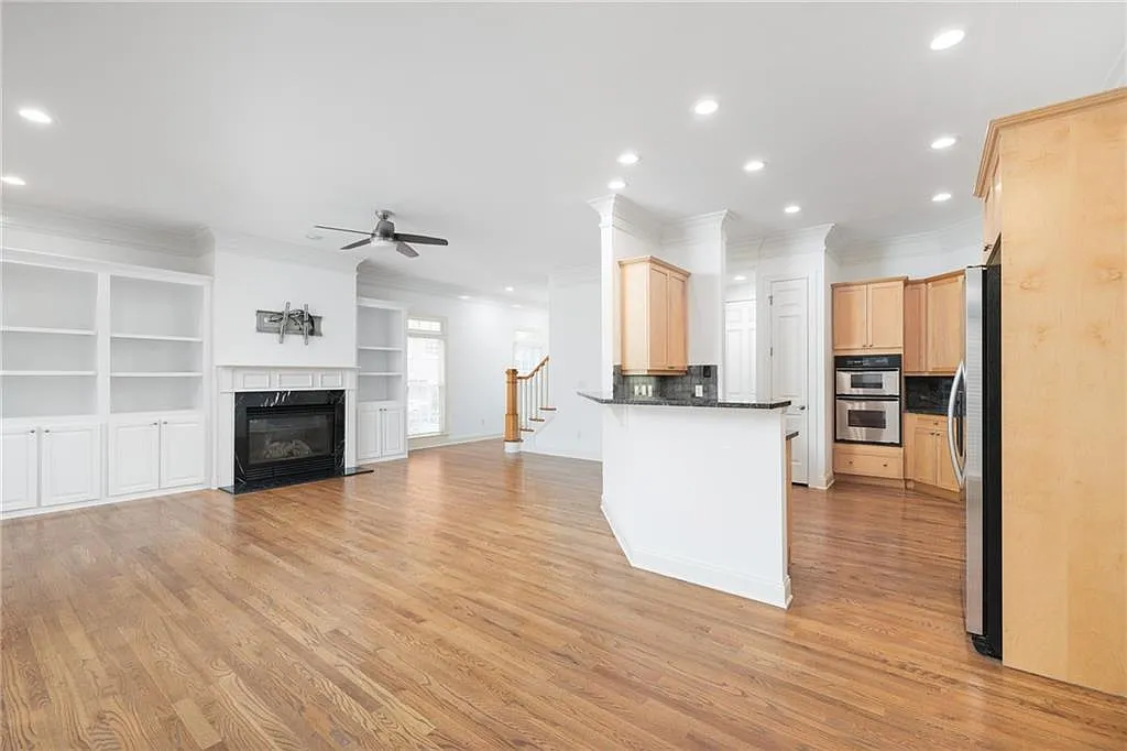 3 bed, 3.5 bath, 2070 sqft, $4,000 — Photo 3