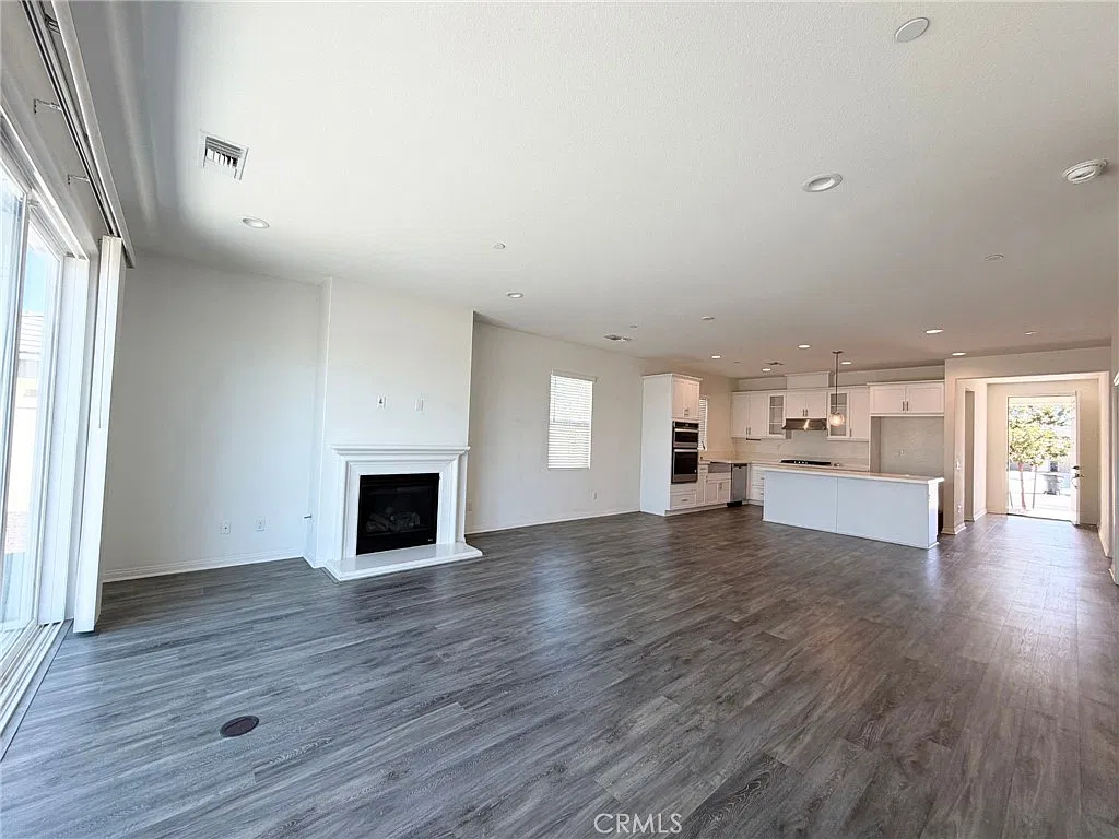 4 bed, 2091 sqft, $3,295 — Photo 2