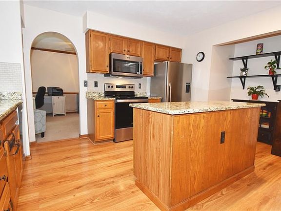 5th image of 401 Farmcrest Dr