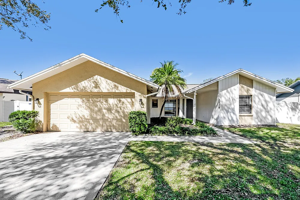 3 bed, 2.0 bath, 1380 sqft, $2,290 — Photo 1