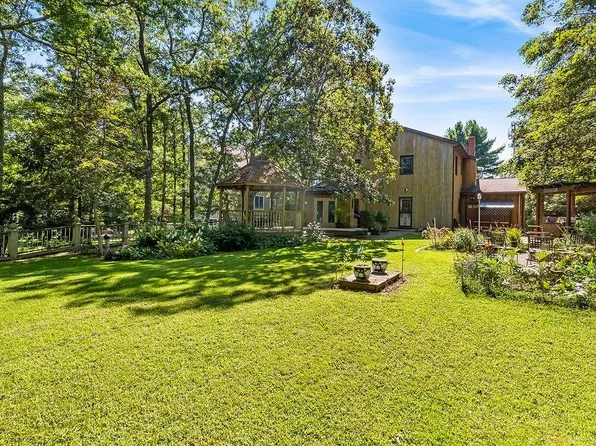 28 Crandall Rd, Tiverton, RI 02878