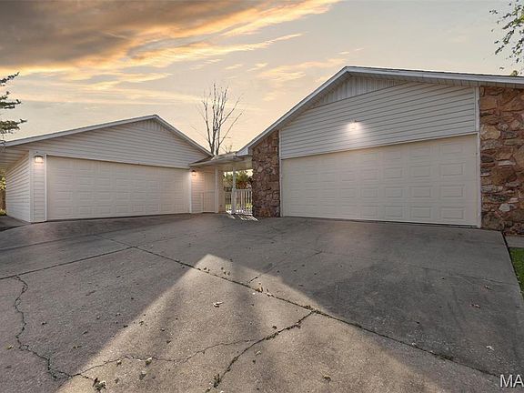 2nd image of 3809 Carolewood Dr