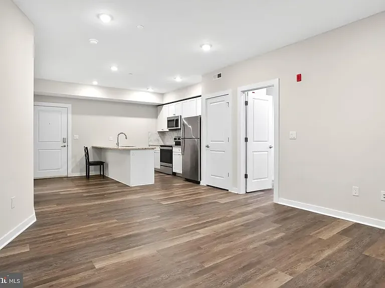 4217 Chestnut St #304 — Photo 5