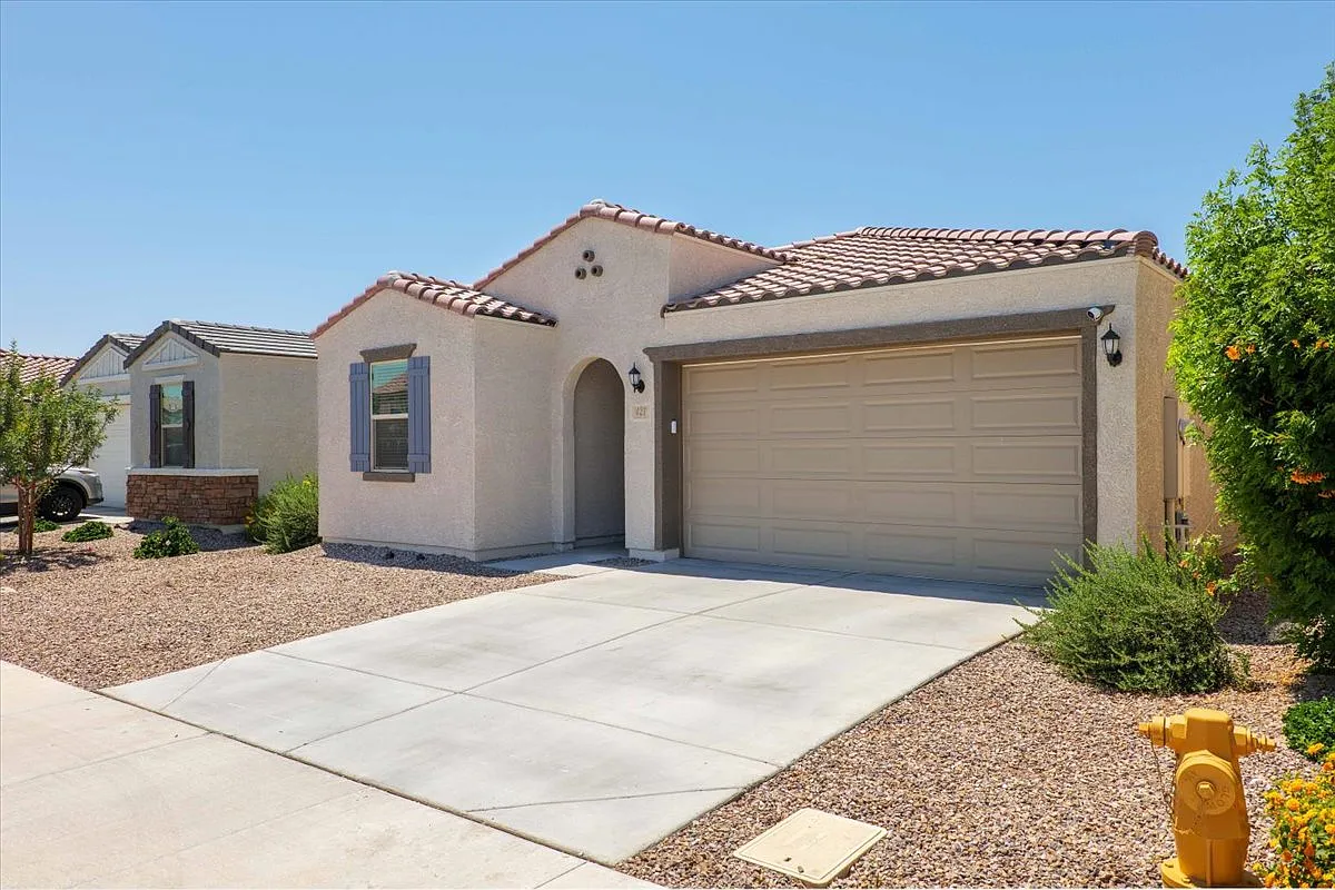 4 bed, 1972 sqft, $2,550 — Photo 2