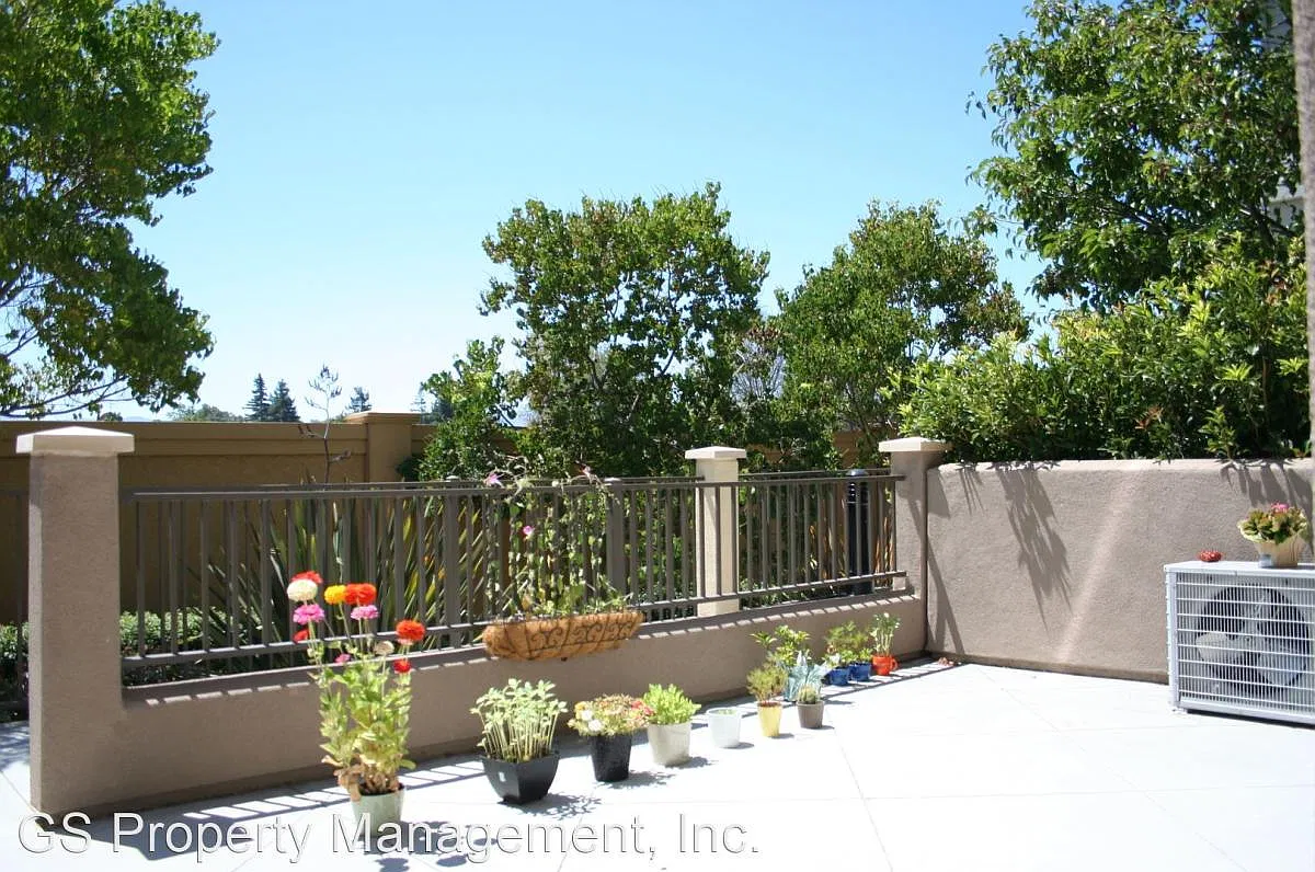 3 bed, 2.5 bath, 1679 sqft, $3,950 — Photo 2