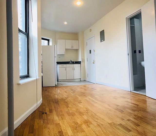 1st image of 454 W 36th St APT 1RW